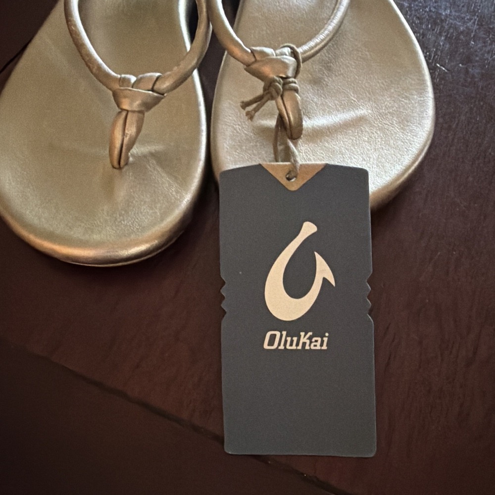 Women's OluKai Huawai Flip Flops Gold Bubbly NWT Leather Sandals Size 5 - Picture 2 of 5